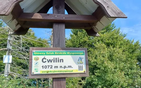 Tablica na szlaku Głównym Beskidu Wyspowego informuje o szczycie Ćwilin (1072 m n.p.m.).