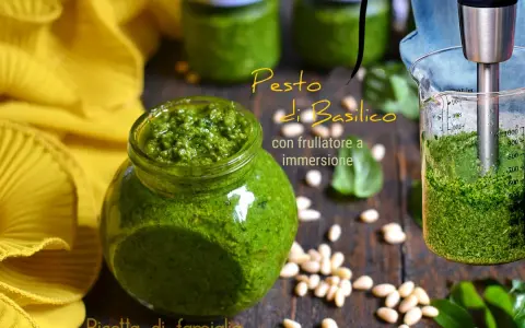 Pesto di basilico fatto in casa con frullatore a immersione, un classico della ricetta di famiglia.