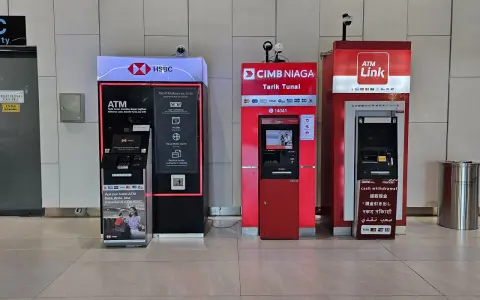 Cztery bankomaty: HSBC, CIMB NIAGA, ATM Link i jeden nieznany. Wszędzie dostępna jest waluta na bali, czyli możliwość wypłaty gotówki.