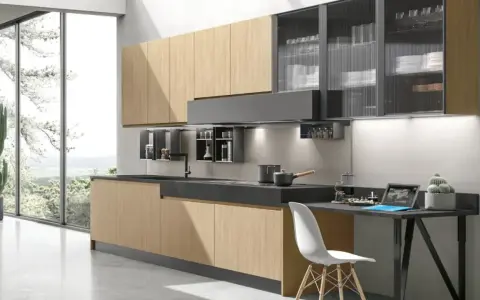 Cucina moderna con ante in legno chiaro e pensili in vetro rigato. Ottime idee cucina piccola per sfruttare ogni spazio.