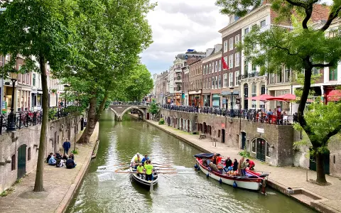 Utrecht: Ruderboote auf dem Kanal, Menschen auf Terrassen – tolle Ideen, was zu tun ist in Utrecht.