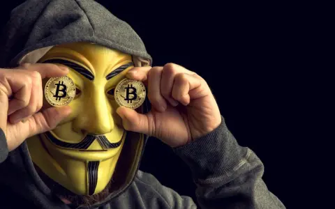 Osoba w masce Guya Fawkesa trzyma monety z Bitcoinem przed oczami. Czy MoonPay jest bezpieczny?
