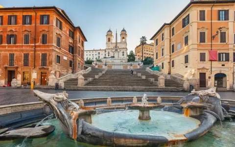 Fontana della Barcaccia e scalinata di Trinità dei Monti, un luogo iconico di Roma. Si chiama Piazza di Spagna per via dell'ambasciata spagnola.
