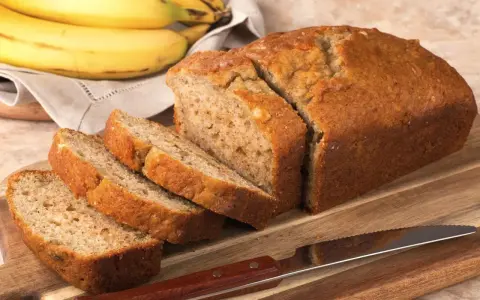 Gotowy chlebek bananowy, idealny na śniadanie. Ten przepis na chlebek bananowy jest prosty i pyszny.