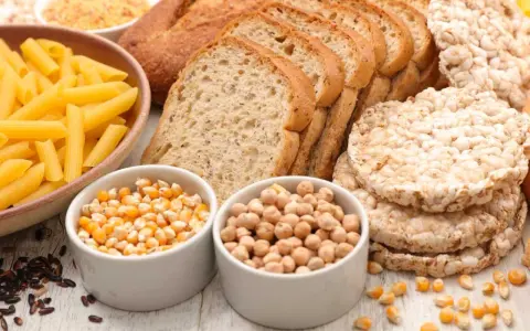 Pain de seigle, pâtes, maïs, pois chiches et galettes de riz. Une variété d'aliments, certains contenant du gluten, d'autres non.