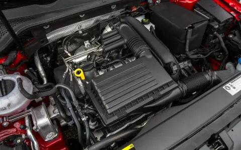 Silnik 1.4 TSI EA211. Charakterystyczny czarny kolektor dolotowy z czterema wylotami.
