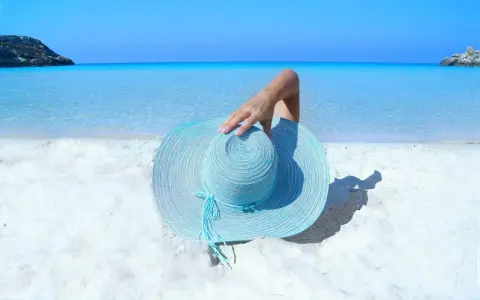 Idealne wakacje w październiku gdzie najlepiej? Na rajskiej plaży z turkusową wodą i białym piaskiem, pod błękitnym niebem.