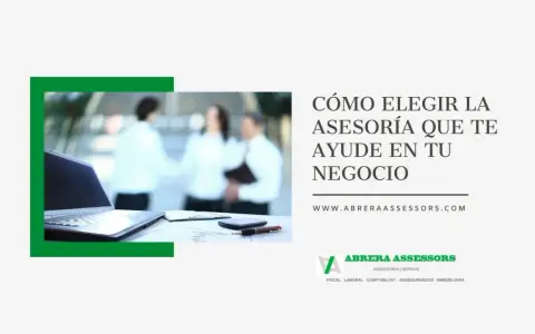 Un portátil y un bolígrafo sobre documentos, con personas desenfocadas al fondo. El texto pregunta "Cómo elegir la asesoría que te ayude en tu negocio".