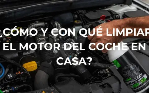 Mano rociando limpiador en el motor de un coche. Aprende cómo lavar el motor del coche en casa.