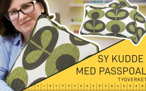 Kvinna med glasögon håller ett kuddfodral med grönt mönster. Texten "Sy kudde med passpoal!" syns.
