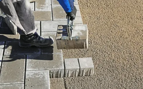 Podsypka pod kostkę: Piasek, żwir, cement? Wybierz trwałość!