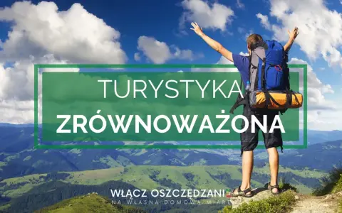 Szczęśliwy turysta z plecakiem na szczycie góry, cieszący się pięknem natury. Promuje to turystykę zrównoważoną.