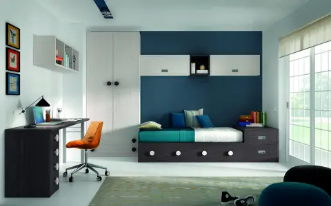 Dormitorio juvenil con pared azul, cama baja, escritorio y armario. Ideal para pintar y renovar.