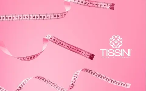 Cintas métricas rosadas flotan sobre fondo rosa, listas para tomar medidas del cuerpo. Logo de Tissini.