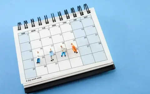 Miniaturki ludzi na kalendarzu z napisem "4-day work week". To karta nauczyciela zmian, która pokazuje, jak można zaplanować krótszy tydzień pracy.