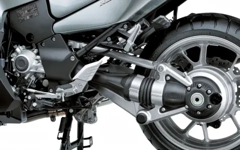 Szczegół tylnego koła i wału kardana w motocyklu Kawasaki. Polecane motocykle z wałem kardana to świetny wybór dla komfortowej jazdy.