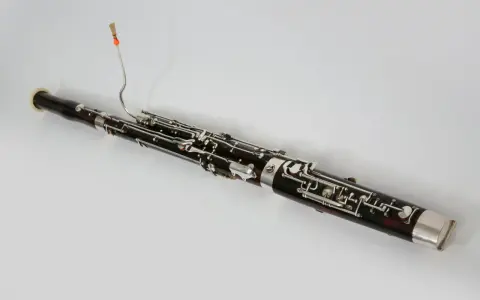 Kontrabasowy fagot, instrument dęty drewniany, większy niż obój, z metalowymi klapami i drewnianym korpusem.