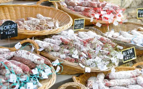Paniers de saucissons secs, des produits du terroir à la définition gourmande. Saveurs de chèvre, taureau, poivre vert et au vin.