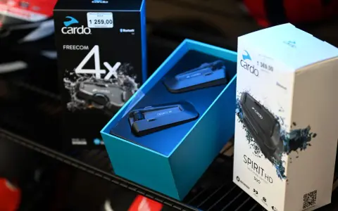 Zestawy interkomów Cardo Freecom 4x i Spirit HD. Dowiedz się, co to jest interkom i jakie ma funkcje.