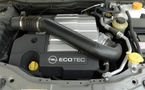 Silnik Ecotec w Oplu Antara. Widoczny jest czarny dolot powietrza, srebrna pokrywa silnika z logo Opla i napisem Ecotec.