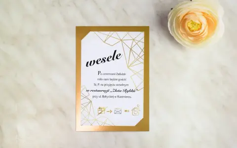 Eleganckie zaproszenie ślubne z tekstem "wesele" i złotymi zdobieniami. Dowiedz się, jak zrobić złote napisy na zaproszeniu, by nadać mu wyjątkowy charakter.