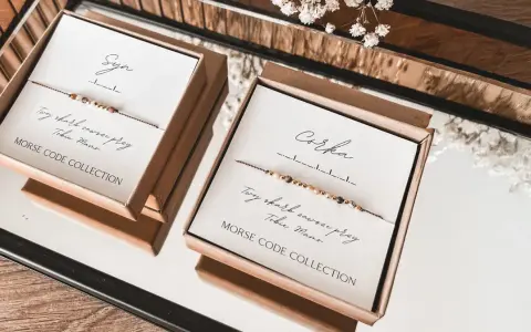 Bransoletki z kodem Morse'a dla przyszłej mamy: "Syn" i "Córka". Idealny pomysł co na baby shower.