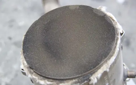 Filtr DPF, czyli co to jest? Widok z bliska na ceramiczny wkład filtra cząstek stałych z drobnymi kanalikami.