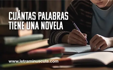 Una persona escribe en un cuaderno, rodeada de libros. Descubre cuántas palabras tiene una novela corta y cómo empezar la tuya.