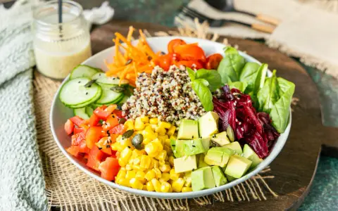 Bunter Quinoa-Salat mit Avocado, Mais, Roter Bete und Gemüse. Perfekt für einfache Salat Rezepte.