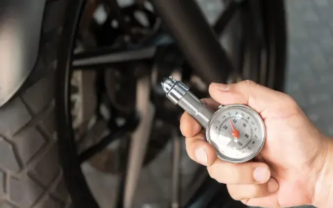 Controllo della pressione gomme moto con manometro. La sicurezza prima di tutto!