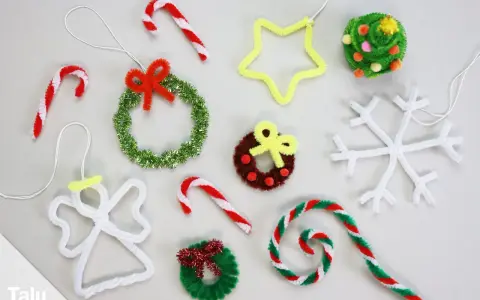 Bunte weihnachtsbasteln ideen: Engel, Sterne, Kränze, Schneeflocken und Zuckerstangen aus Pfeifenreinigern.