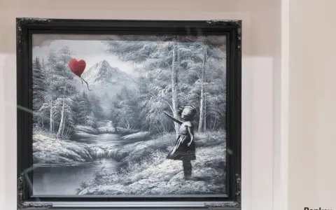 Niña con globo en forma de corazón, en un paisaje nevado con montañas y un río.