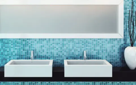 Salle de bain moderne avec double vasque, miroir rectangulaire et carrelage mural bleu. Idéal pour un calcul carrelage mural salle de bain.