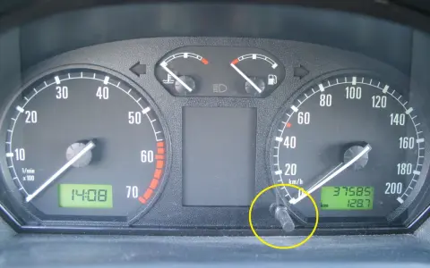 Przycisk do kasowania przeglądu Skoda Octavia 3. Widoczny licznik kilometrów i obrotomierz.