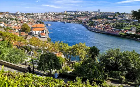 Widok na rzekę Duero i kolorowe dachy Porto. Idealne miejsce, by zobaczyć, co oferuje to miasto.