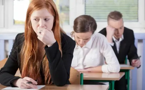 Co jeśli ktoś umrze podczas egzaminu? Procedury i wsparcie dla uczniów