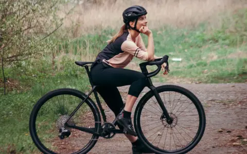 Jakie spodnie na rower wybrać, by uniknąć dyskomfortu podczas jazdy?