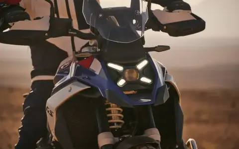 Moto da avventura con sistema telelever e paralever, pronta per esplorare terreni sconosciuti.