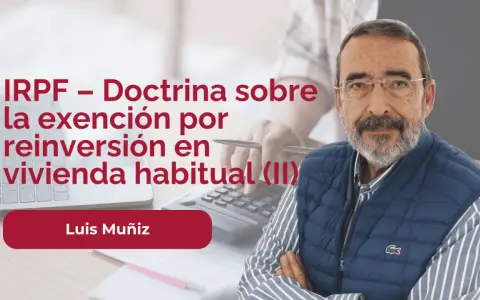 Hombre con gafas y chaleco azul, explicando la exención por reinversión en vivienda habitual. Un ejemplo práctico de IRPF.