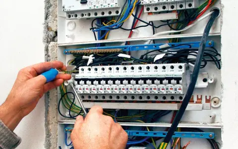 Gdzie skrzynka elektryczna w domu? Wybierz bezpieczne miejsce!