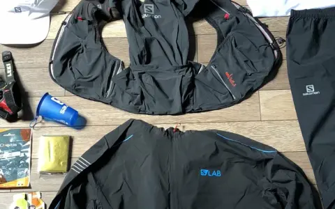 Matériel obligatoire trail : sac d'hydratation, veste, pantalon, bâtons Leki, gobelet, couverture de survie et barres énergétiques.