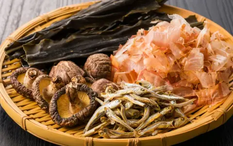 Suszone grzyby shiitake, wodorosty kombu, suszone sardynki i płatki bonito – składniki tworzące głębię smaku umami.