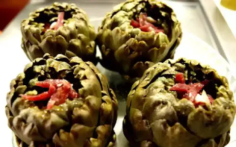 Cuatro alcachofas rellenas de jamón, listas para disfrutar.