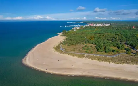 Piękna plaża i las na Helu, idealne miejsce, by zobaczyć morze i poczuć nadmorski klimat.