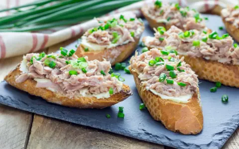 Thunfisch-Sandwiches mit Schnittlauch, ideal für eine leichte Mahlzeit, auch in der Schwangerschaft.