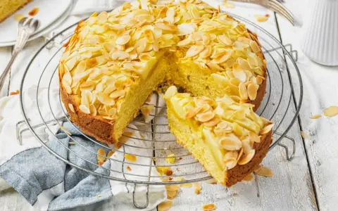 Ein saftiger Apfelkuchen mit Mandel-Topping, perfekt für eine proteinreiche Kaffeezeit.