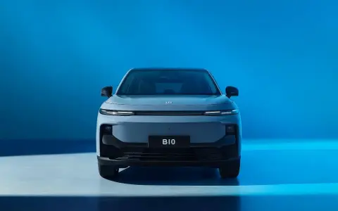 Nowoczesny, szary Leapmotor B10 z charakterystycznymi światłami LED na tle błękitnego tła.