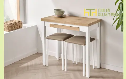 Elegantes mesas para cocinas pequeñas, con dos taburetes a juego. Perfectas para optimizar el espacio y disfrutar de comidas acogedoras.