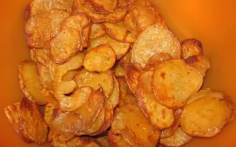 Knusprige, selbstgemachte Kartoffelchips in einer Schüssel. Perfekt zum Knabbern, wenn man Lust hat, Kartoffelchips selber machen.