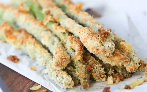 Espárragos verdes crujientes empanados, perfectos para tus recetas de esparragos verdes.